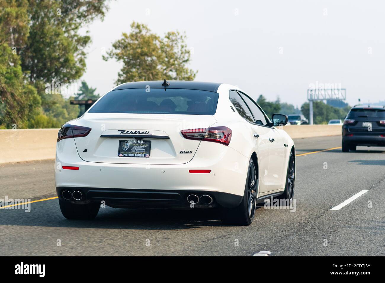 22 agosto 2020 Livermrore / CA / USA - Maserati Ghibli S guida sulla superstrada; la Maserati Ghibli (M157) è un'auto executive prodotta da Ital Foto Stock