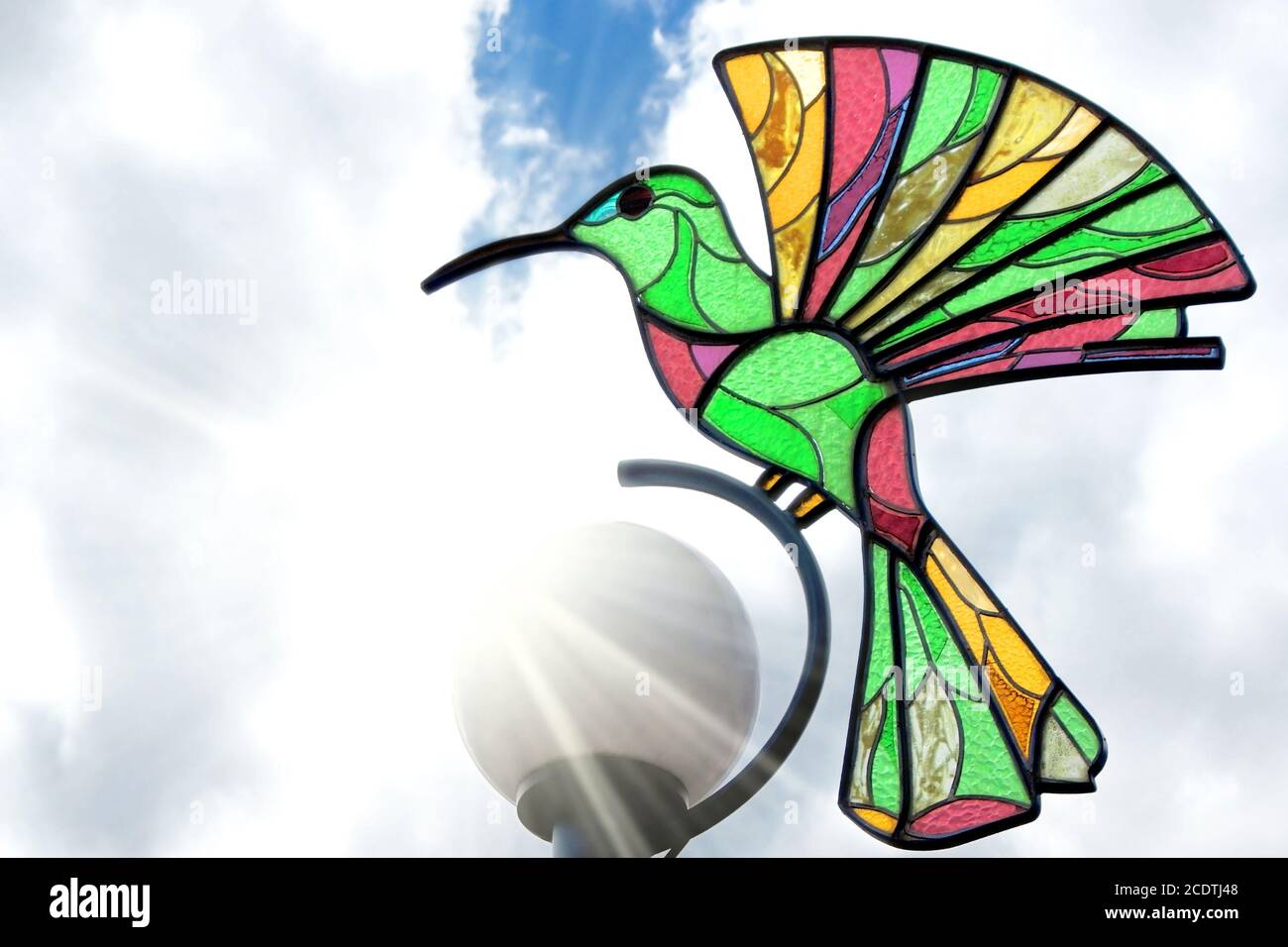 Parte superiore di una lampada da strada con decorazioni colorate a colibrì Nello stile dell'arte del vetro di Tiffany Foto Stock