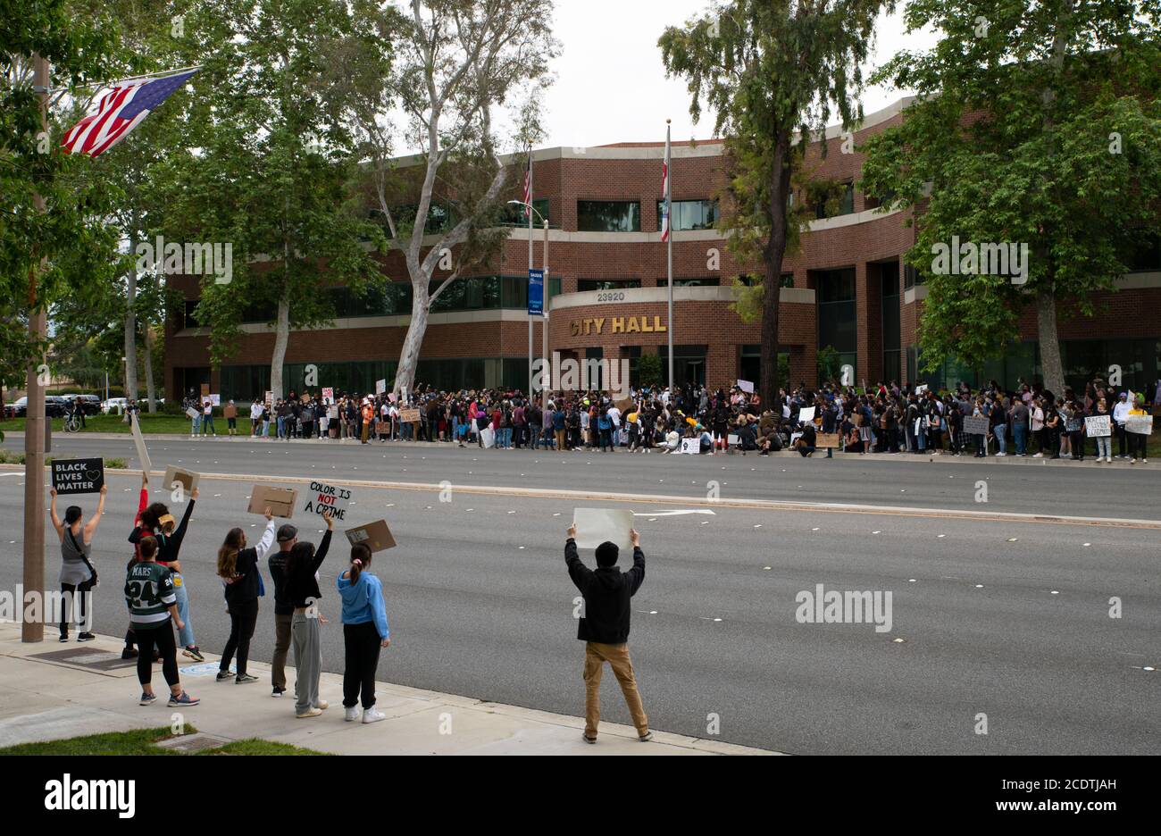 2020 Stati Uniti California Black vive la materia proteste. La Guardia nazionale dell'esercito e lo sceriffo della contea di Los Angeles osservano i manifestanti durante le dimostrazioni. Foto Stock