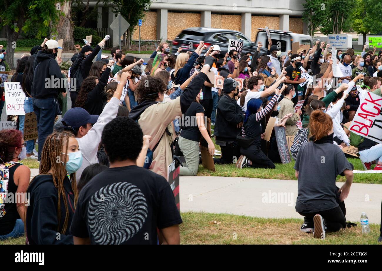 2020 Stati Uniti California Black vive la materia proteste. La Guardia nazionale dell'esercito e lo sceriffo della contea di Los Angeles osservano i manifestanti durante le dimostrazioni. Foto Stock