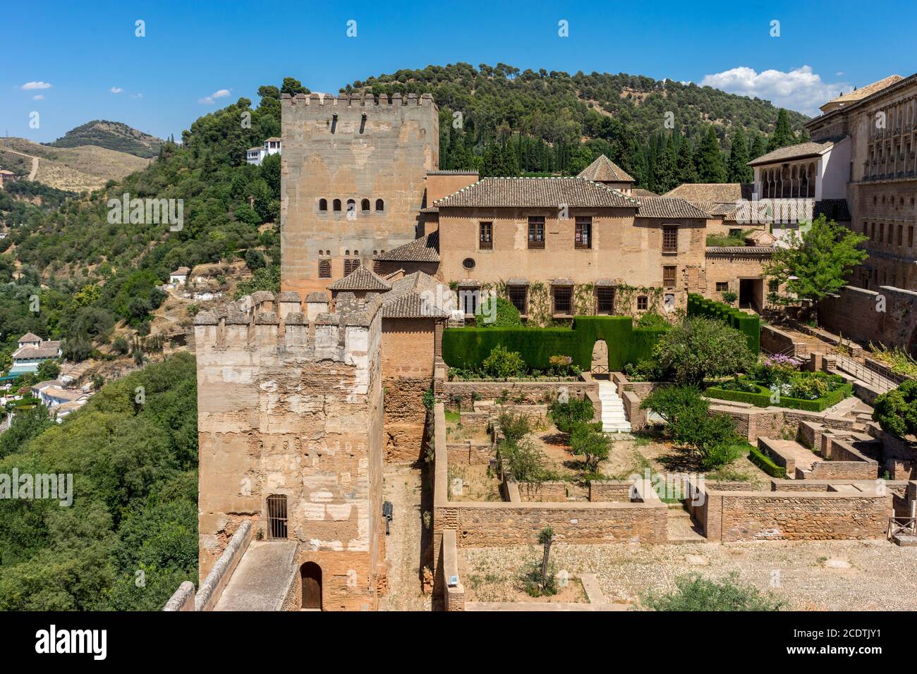 Vista dei palazzi Nasridi (Palacios Nazaries) in Alhambra, Granada in una bella giornata, Spagna, Europa Foto Stock