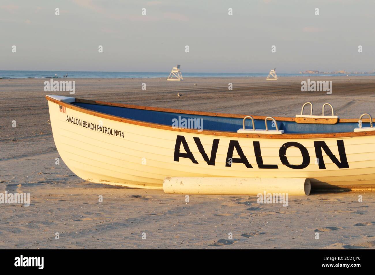 Una barca di vita nel bagliore di una luce del mattino presto. Sulla spiaggia di Avalon, New Jersey, Stati Uniti Foto Stock