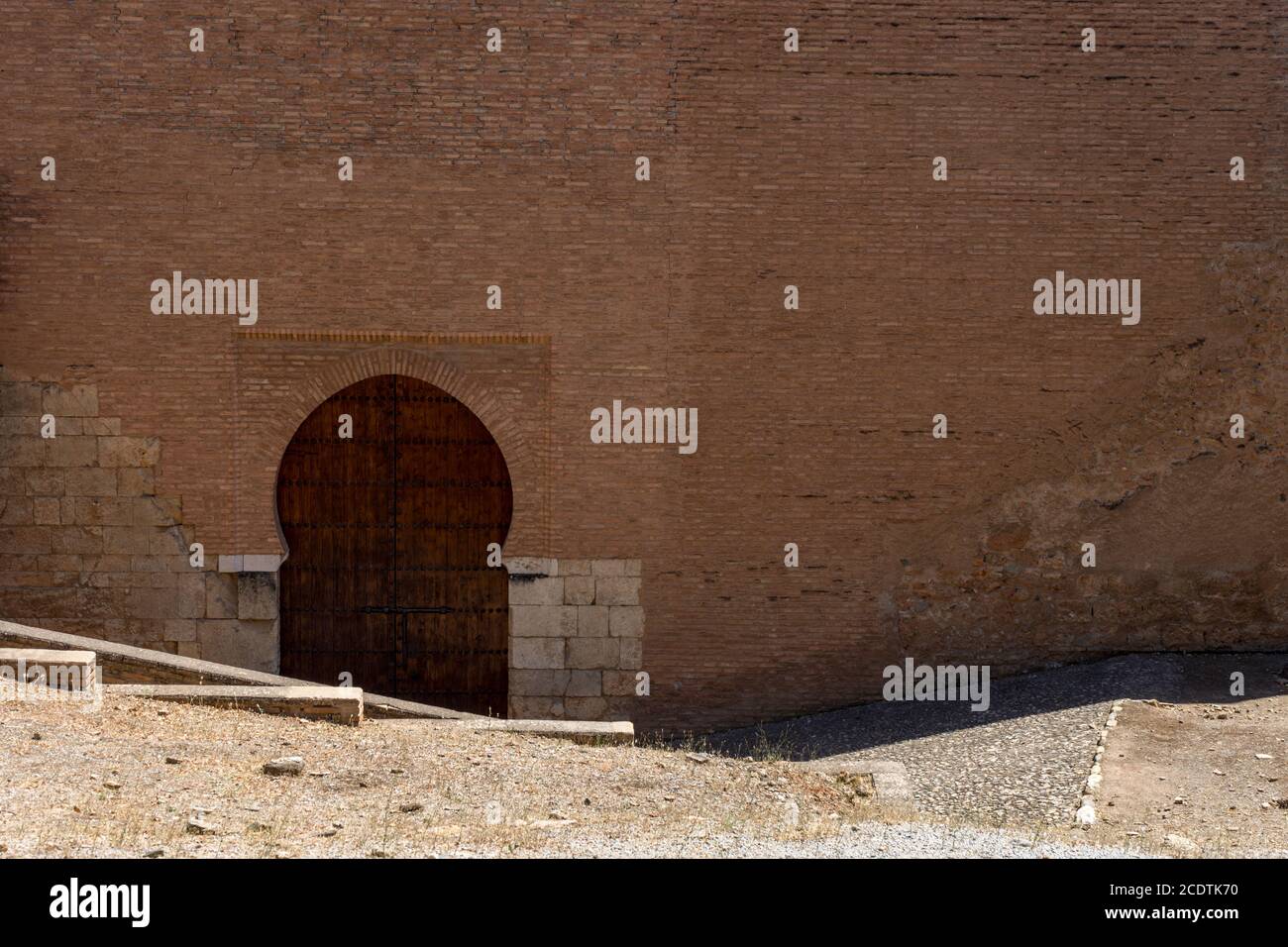 Arco islamico moresco sopra una porta di legno a Granada, Spagna, Europa Foto Stock