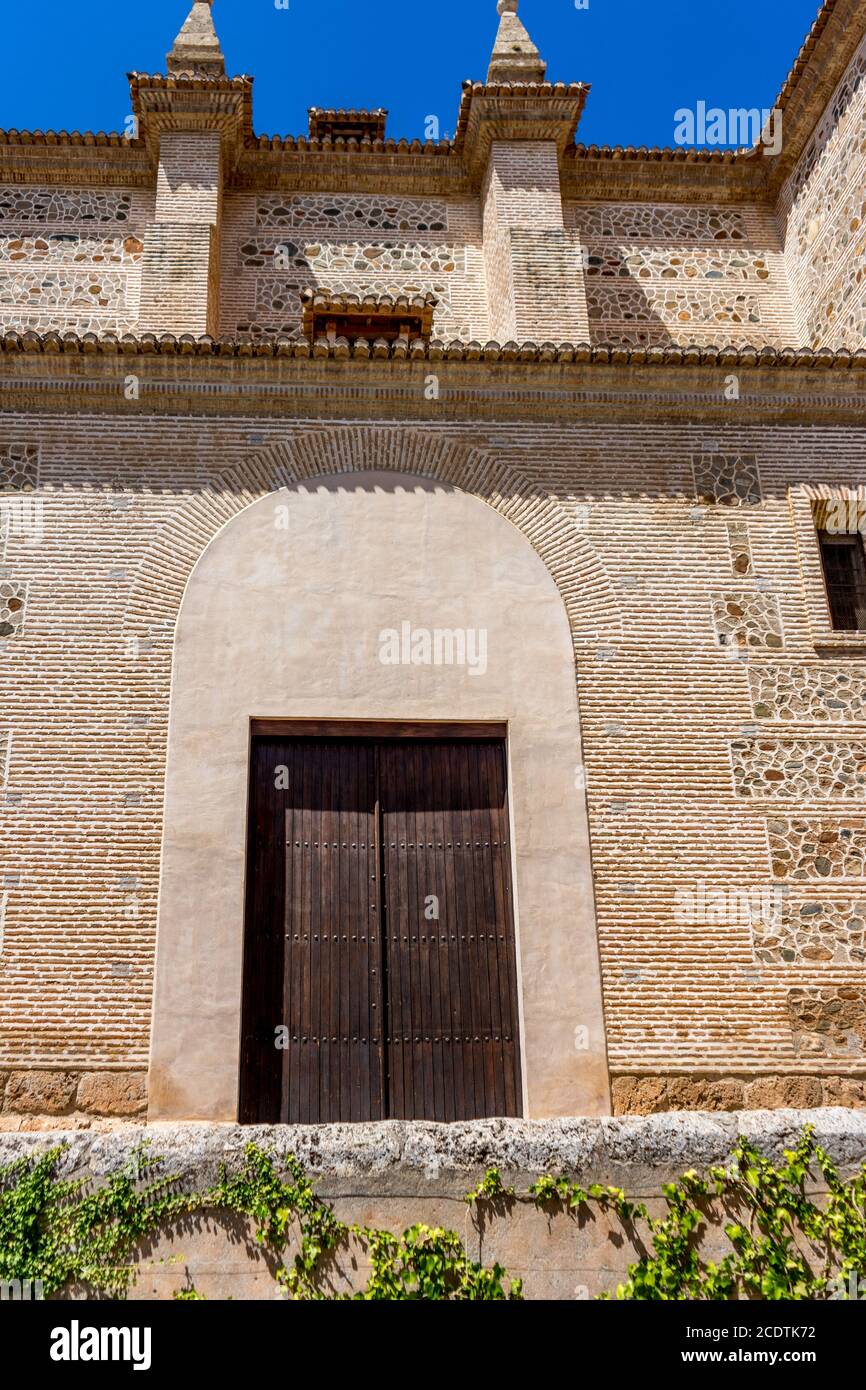 Arco islamico moresco sopra una porta di legno a Granada, Spagna, Europa Foto Stock