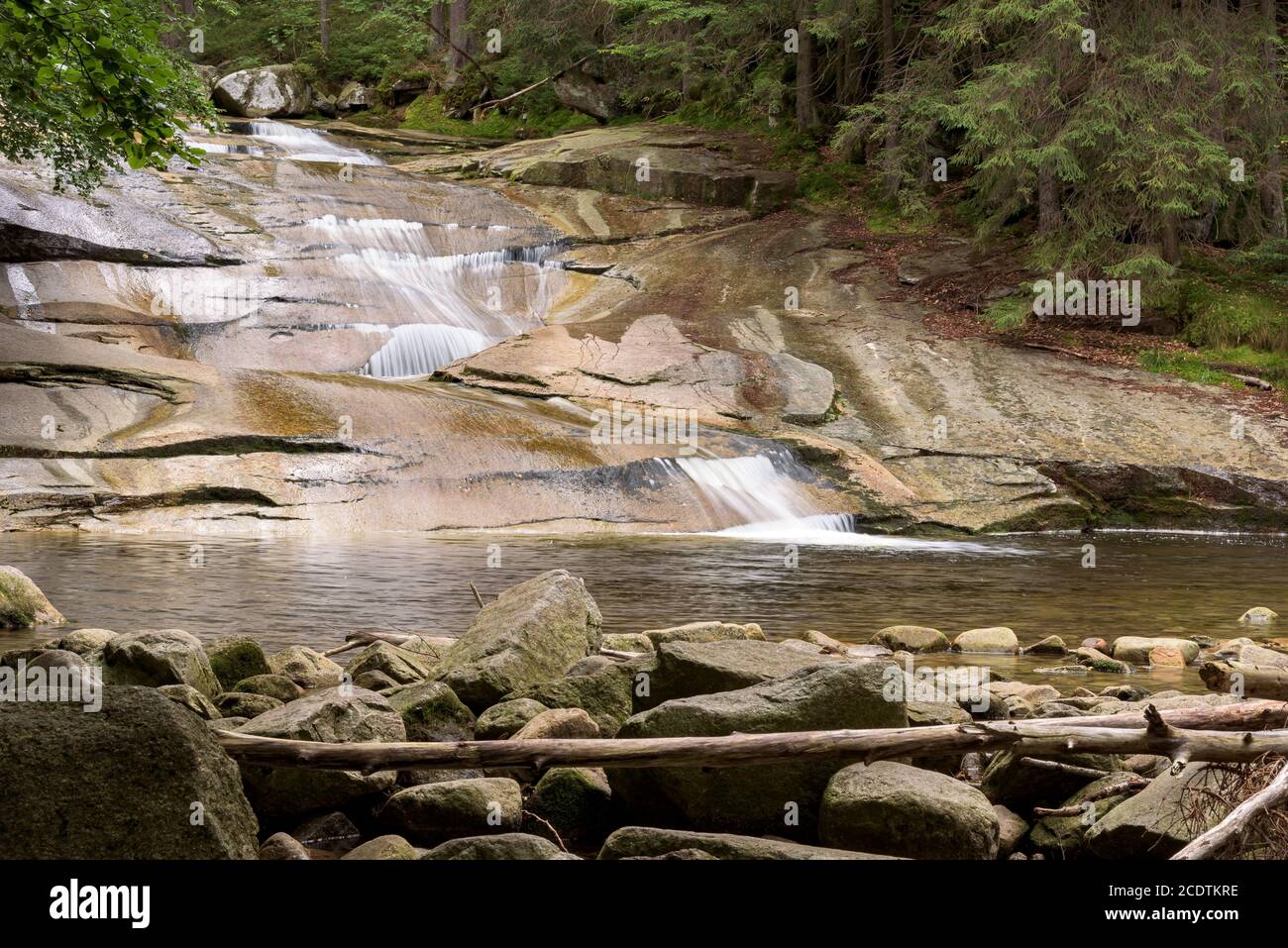 Cascate sul fiume Mumlava nei pressi di Harrachov nelle montagne giganti nella Repubblica Ceca Foto Stock