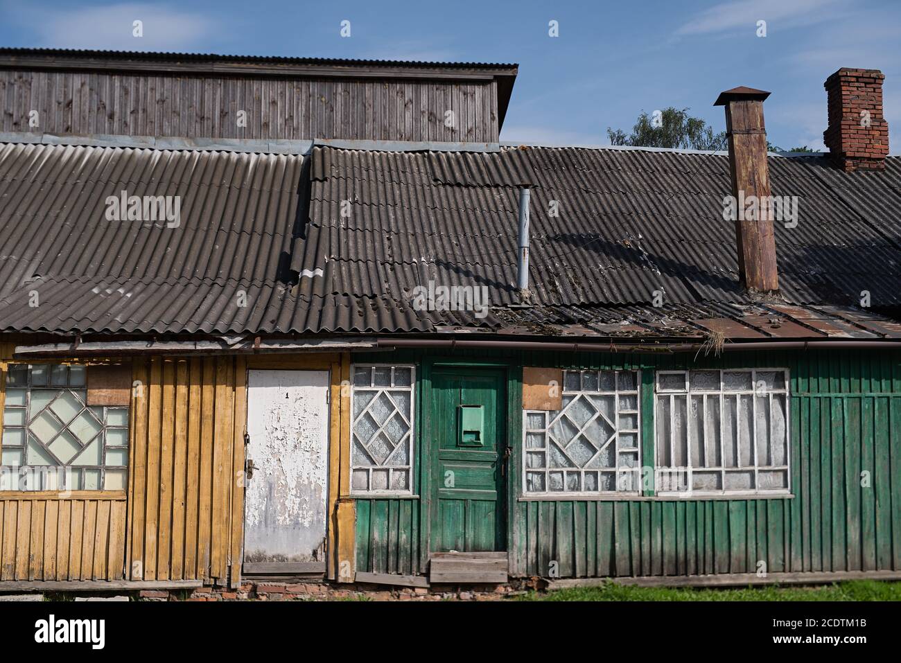 vecchia casa di legno con tetto rotto, luogo non sicuro, non vivibile Foto Stock