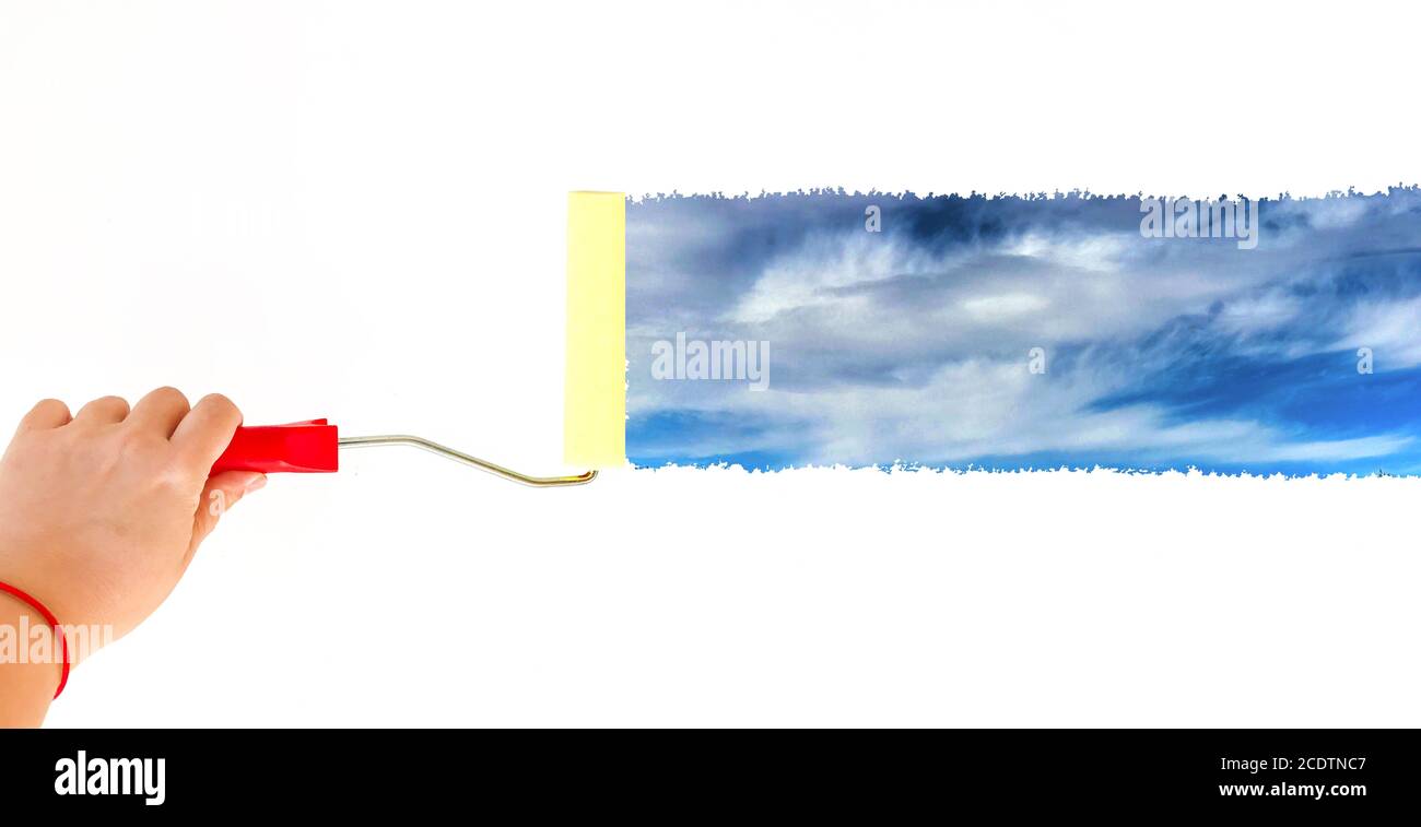 Una persona che dipinge un paesaggio su una parete bianca con una spazzola a rullo Foto Stock