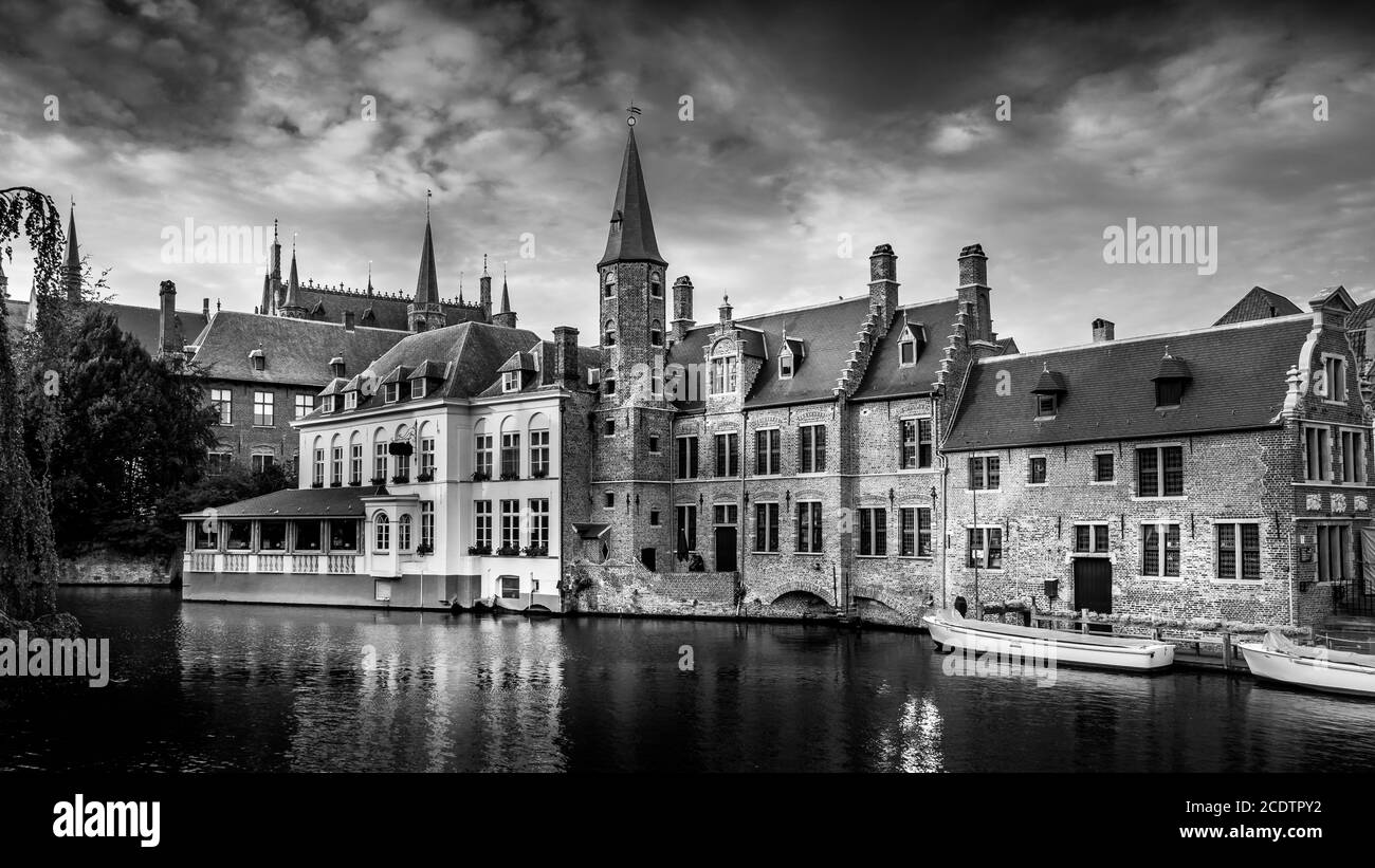 Bianco e nero Foto degli edifici storici e della torre dell'Huidenvettershuis sul canale di Dijver, nella città medievale di Bruges, Belgio Foto Stock