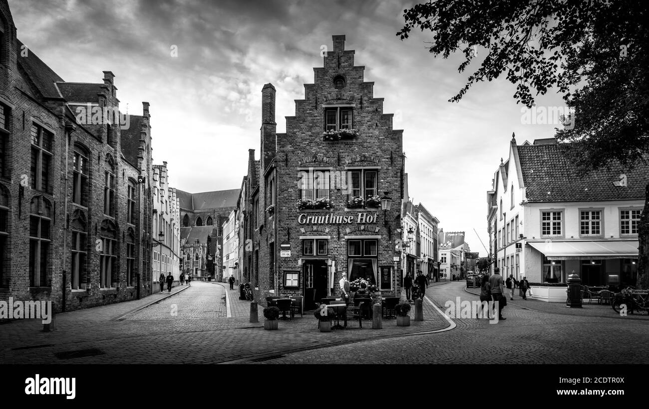 Foto in bianco e nero delle storiche case di mattoni all'angolo tra Mariastraat e Heilige-Geeststraat, nel cuore della città di Bruges, Belgio Foto Stock