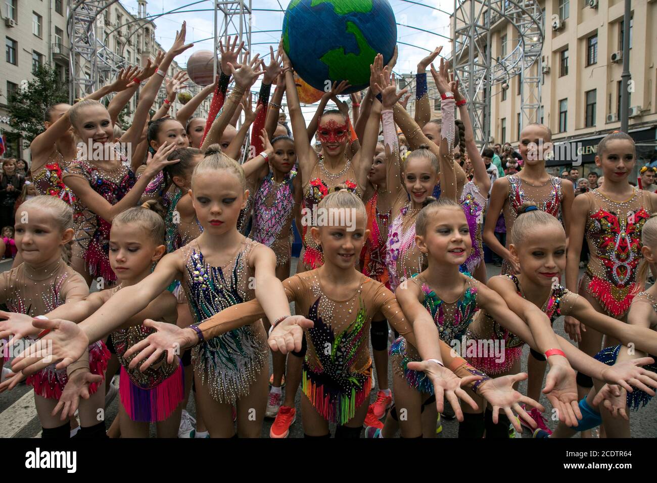 Mosca, Russia. 9 settembre 2017 prestazioni dimostrative di giovani atleti in ginnastica ritmica in via Tverskaya durante la celebrazione della giornata cittadina di Mosca Foto Stock