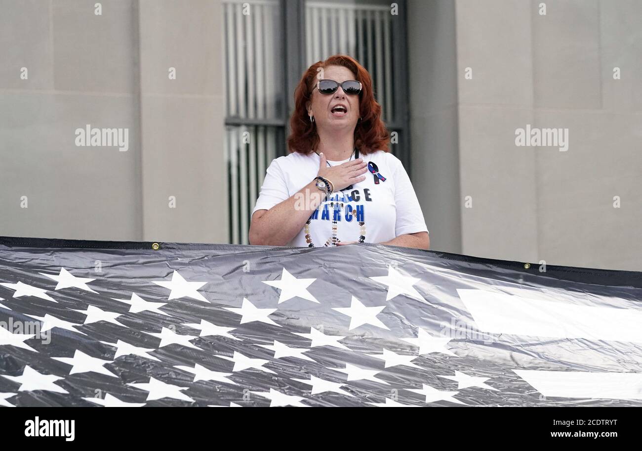 St. Louis, Stati Uniti. 29 Agosto 2020. Ann Dorn, vedova dell'ex capitano di polizia David Dorn, parla ad una marcia per la Pace, che ha aiutato ad organizzare a San Luigi sabato 29 agosto 2020. Dopo aver parlato alla convention nazionale repubblicana, Ann Dorn rinnova le sue richieste di pace. Suo marito, il capitano David Dorn della polizia di St. Louis in pensione, è stato sparato giù mentre aiutava con la sicurezza ad un negozio di pedine degli amici il 2 giugno 2020. Photo by Bill Greenblatt/UPI Credit: UPI/Alamy Live News Foto Stock