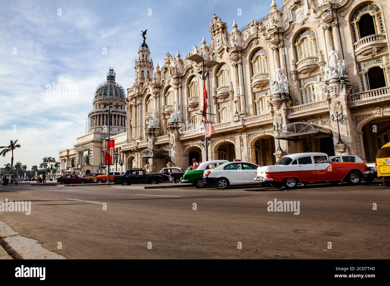 Traffico di fronte al Campidoglio e al Teatro Nazionale (Alicia Alonso) vicino al Parco Centrale Foto Stock