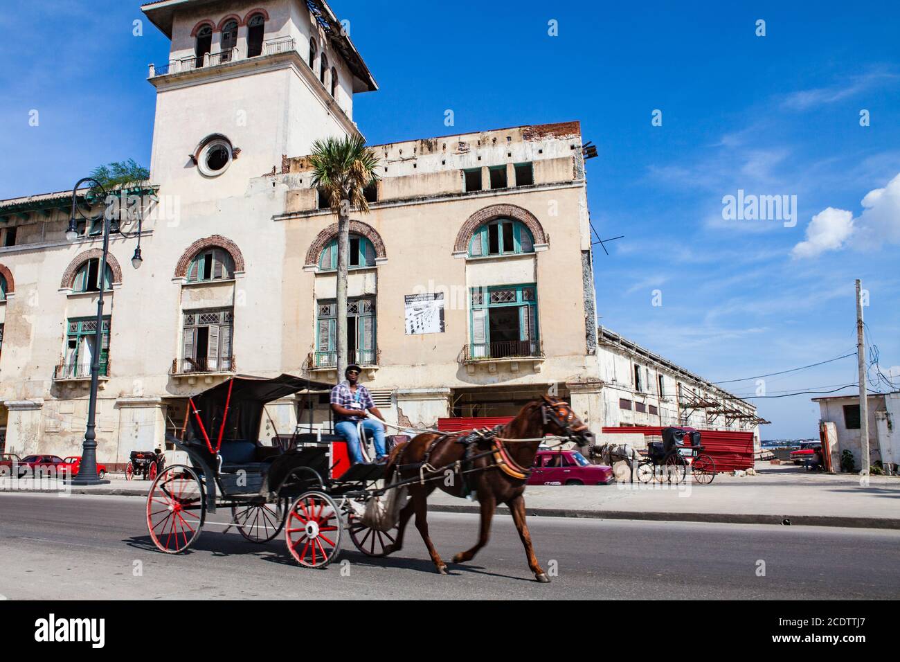 Carrello di cavalli di fronte alla stazione ferroviaria di l'Avana, Cuba Foto Stock