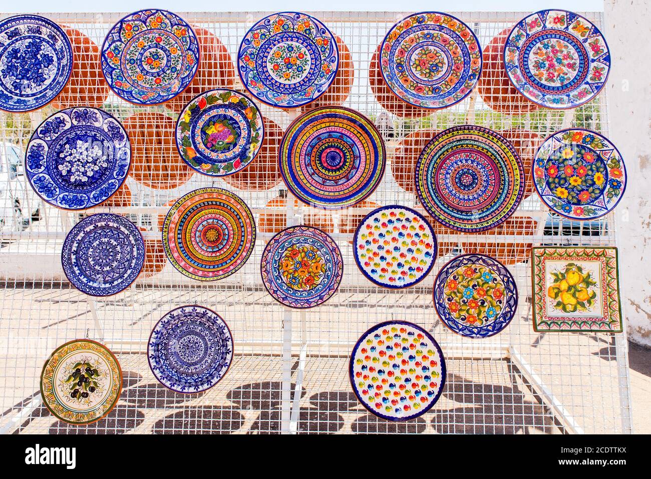 Appendere coloratissime scale di argilla dipinte Foto Stock