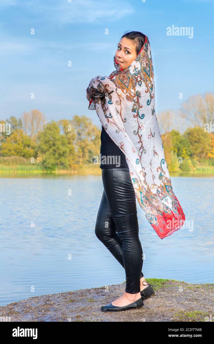 Donna che indossa scialle all'acqua Foto Stock