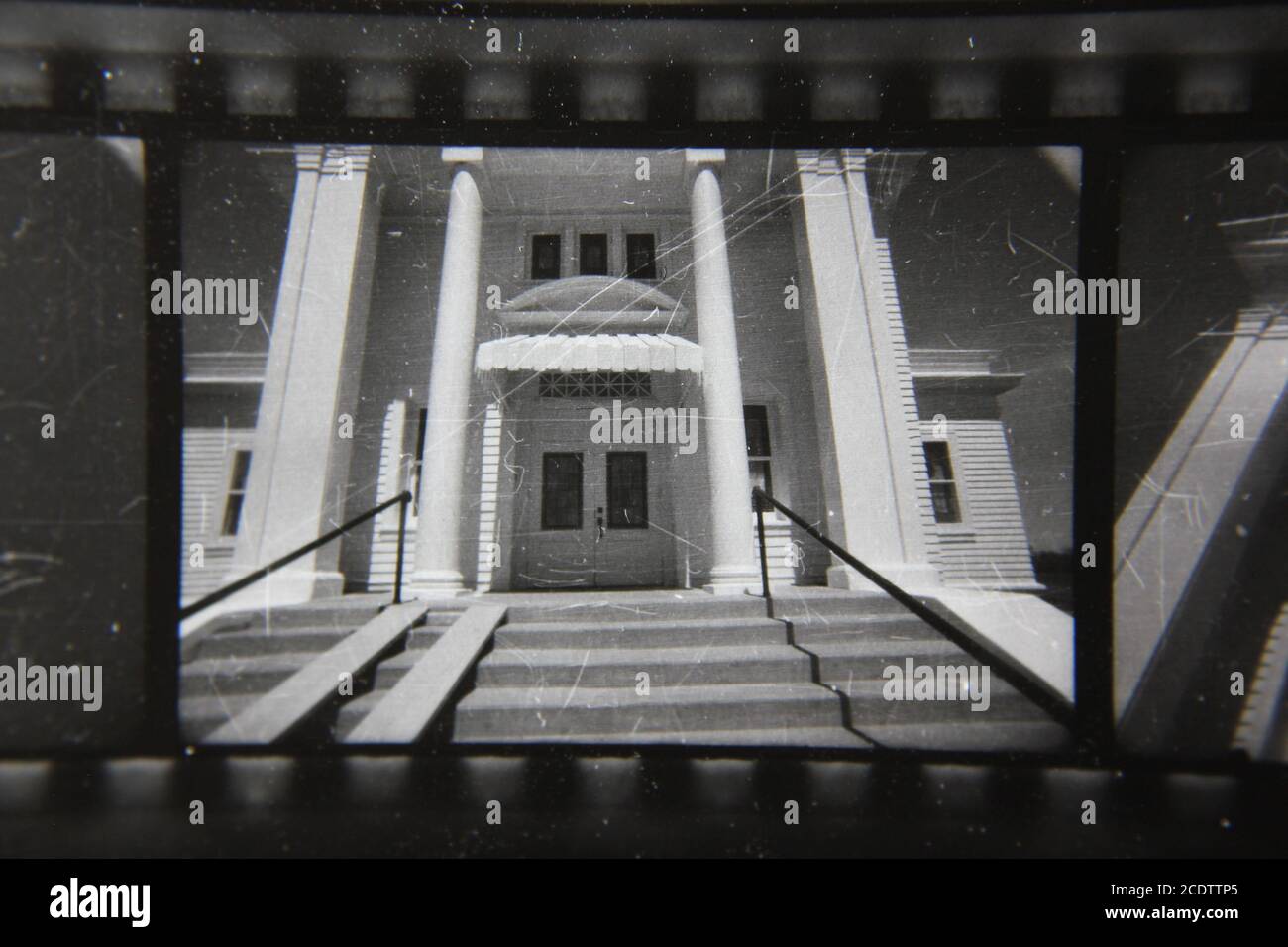 Bella fotografia in bianco e nero degli anni '70 di un edificio di legno bianco. Foto Stock