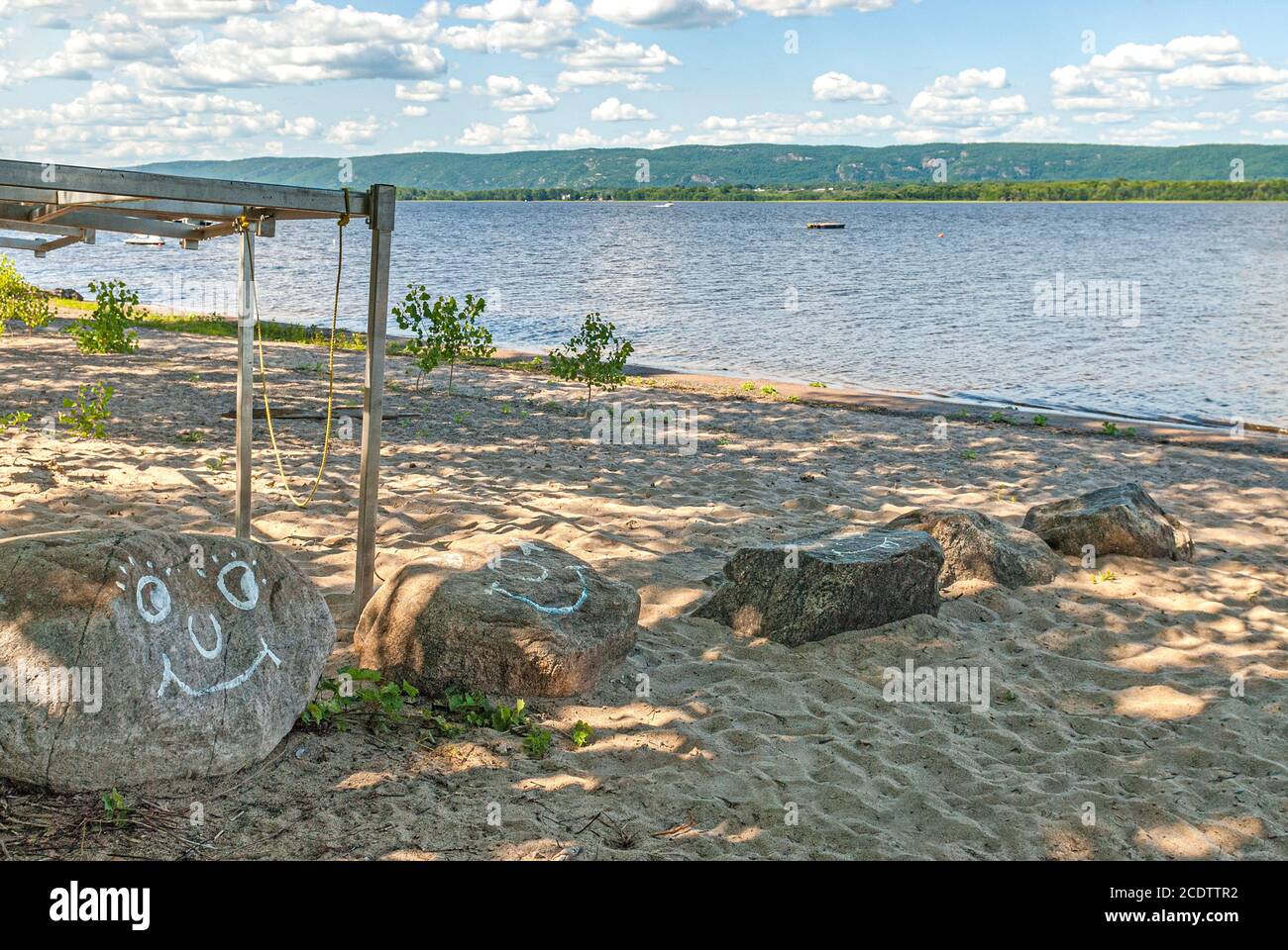 grandi rocce sulla spiaggia di sabbia Foto Stock