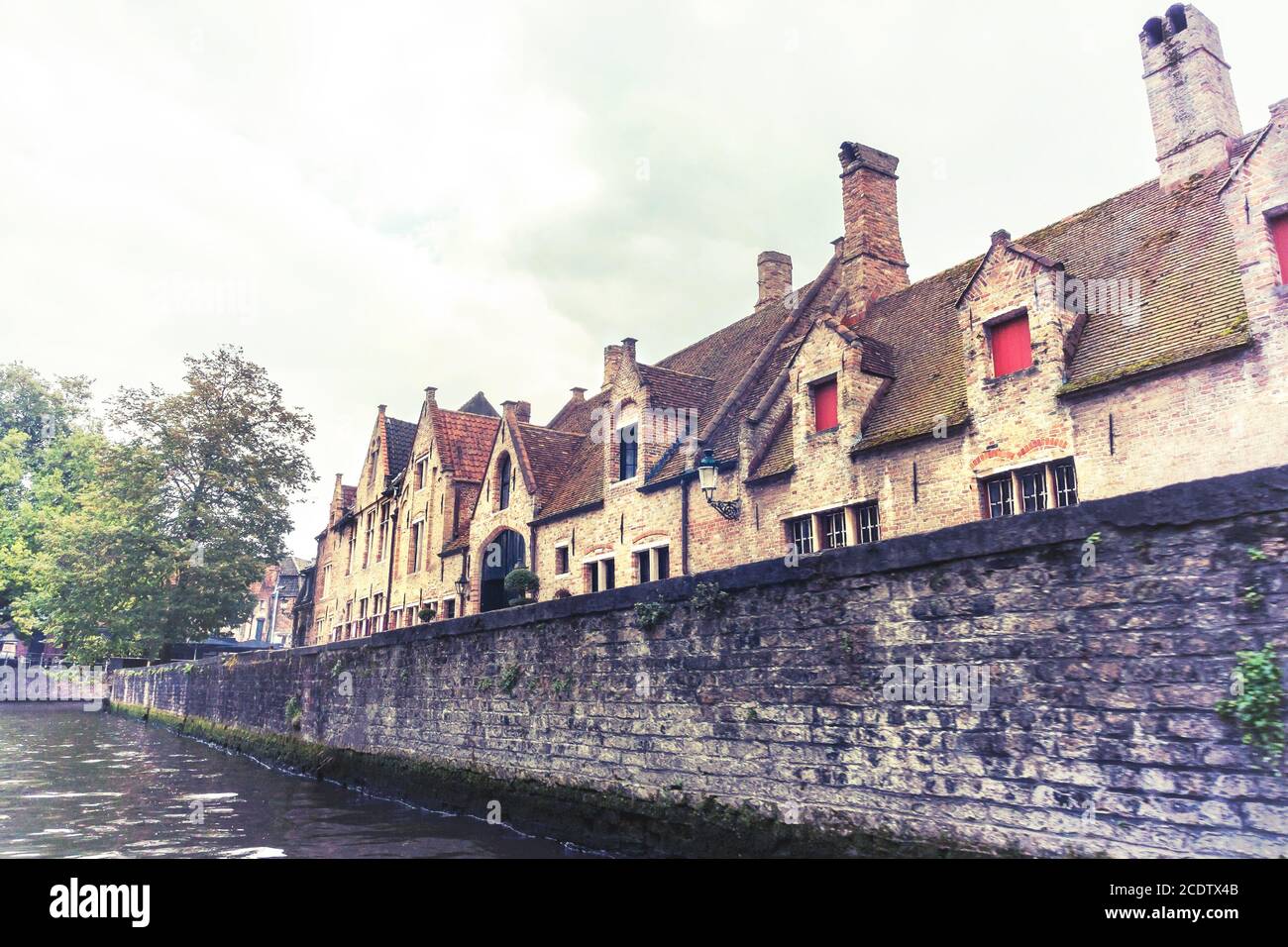 Sulla strada in barca sul Groenerei che domina Godshuizen De Pelikaan a Bruges Foto Stock