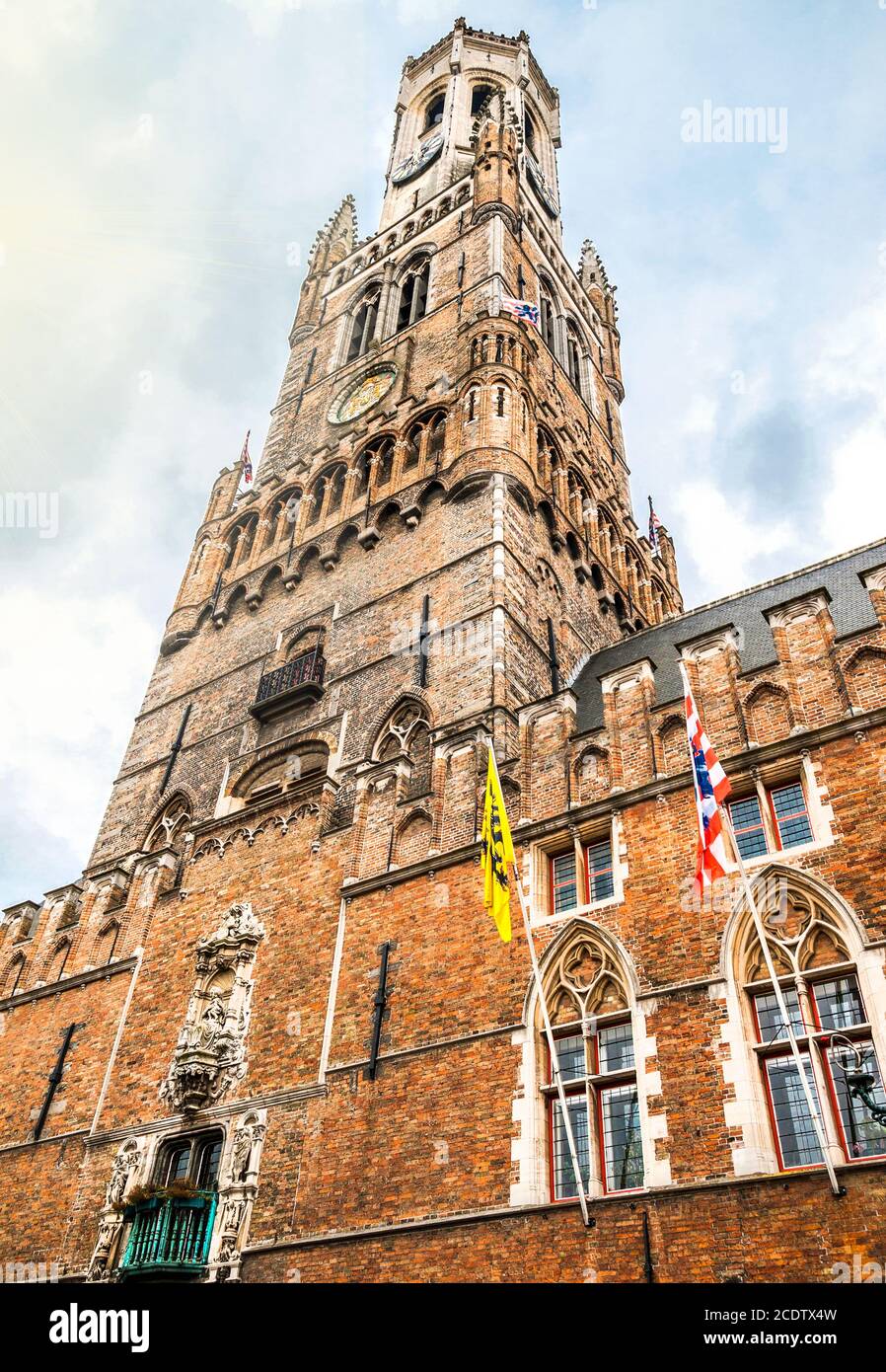 Foto di alto formato del famoso Belfry al Grande mercato A Bruges Foto Stock
