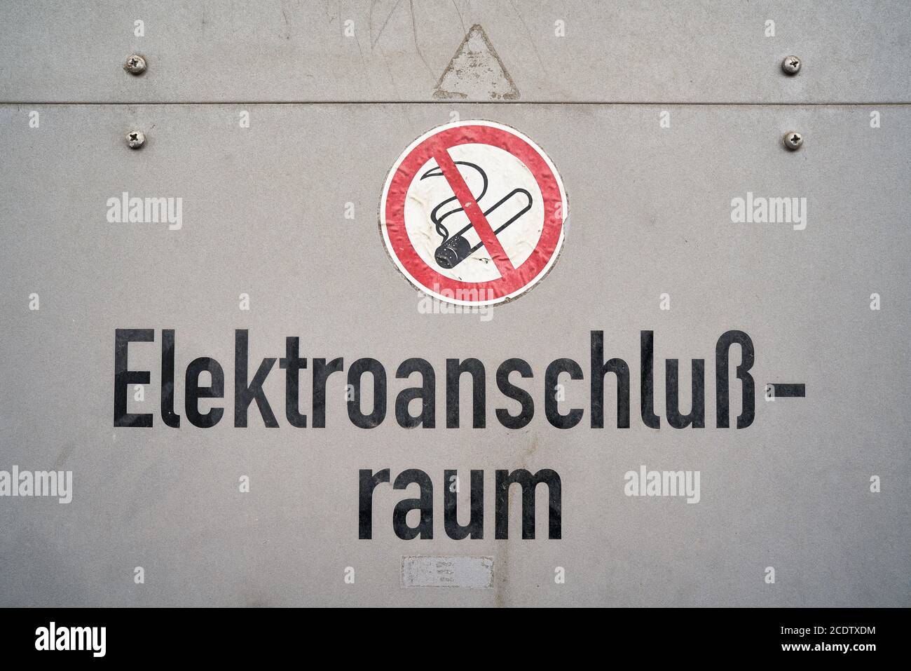 Porta in acciaio con un cartello di divieto di fumo e l'iscrizione Sala di collegamento elettrico Foto Stock