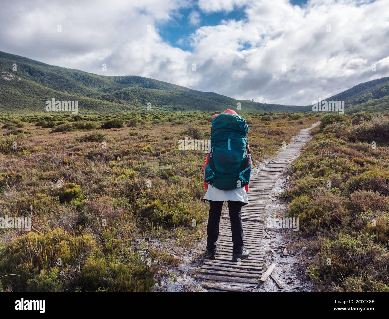 Donna zaino in spalla sul sentiero Foto Stock