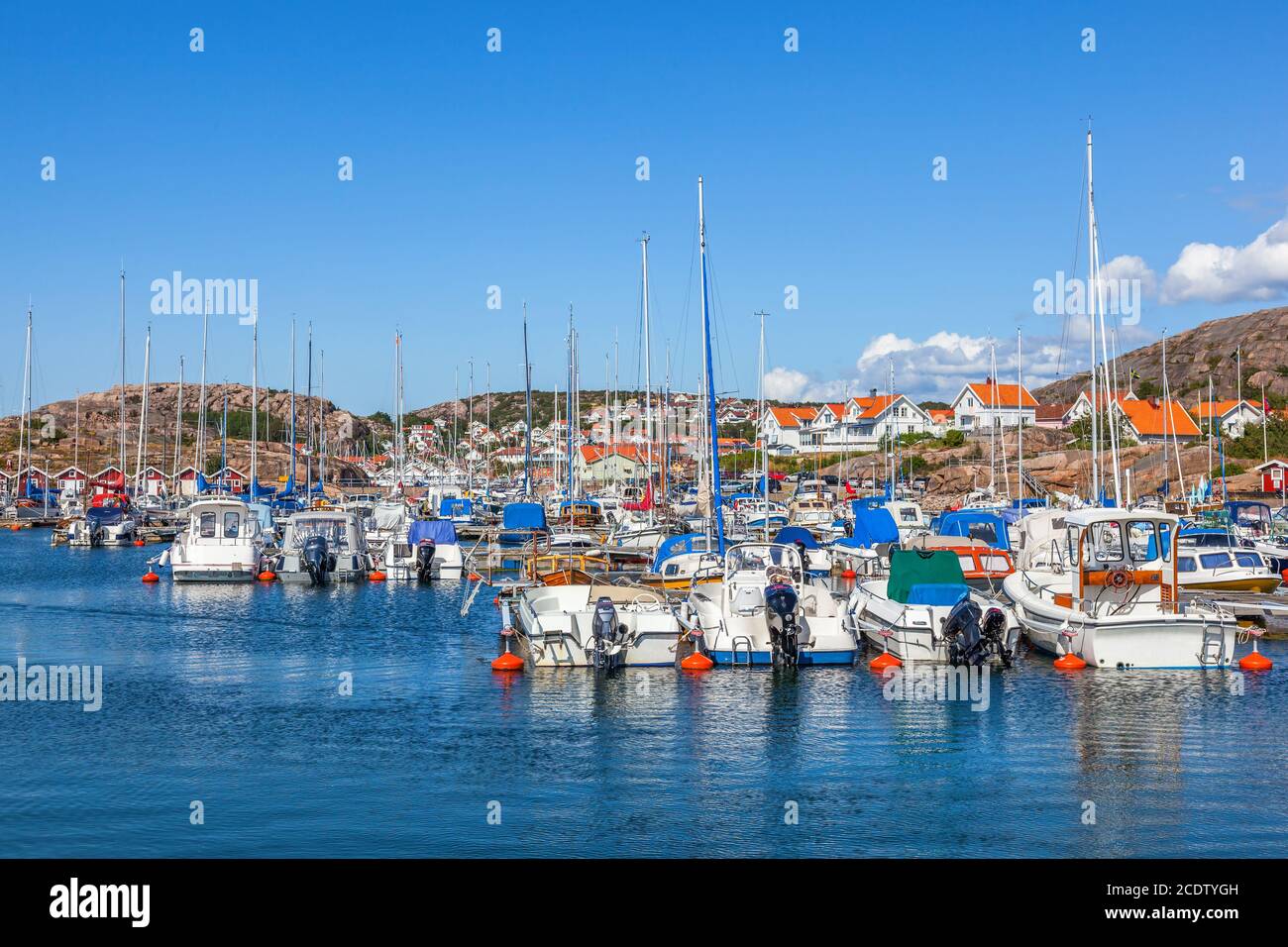 Vista di una marina e barche nell arcipelago occidentale della costa svedese Foto Stock