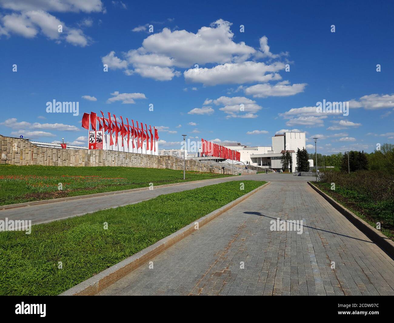 Mosca, Russia - piazza centrale in Zelenograd decorate con le bandiere per la Giornata della Vittoria Foto Stock