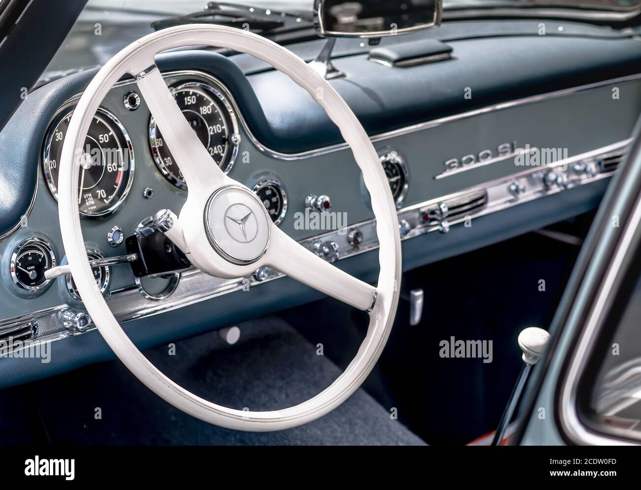 Mercedes Benz 300 SL Gullwing, 1955, 2996 cc, 215 cv, 250 km / h, cruscotto con volante Foto Stock