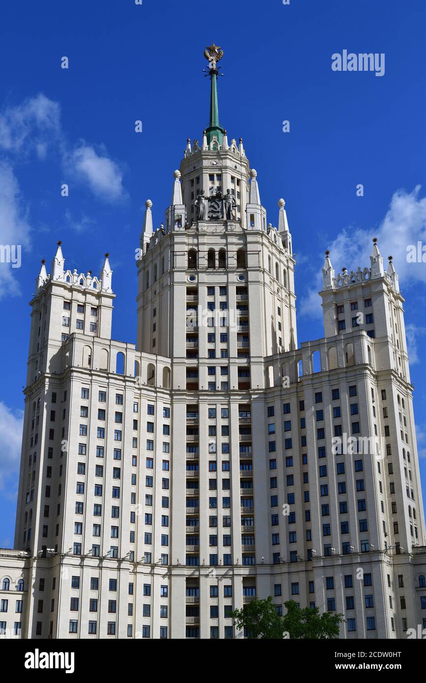 Famoso grattacielo di Stalin su Kotelnicheskaya embankment a Mosca, in Russia. Punto di riferimento. Foto Stock