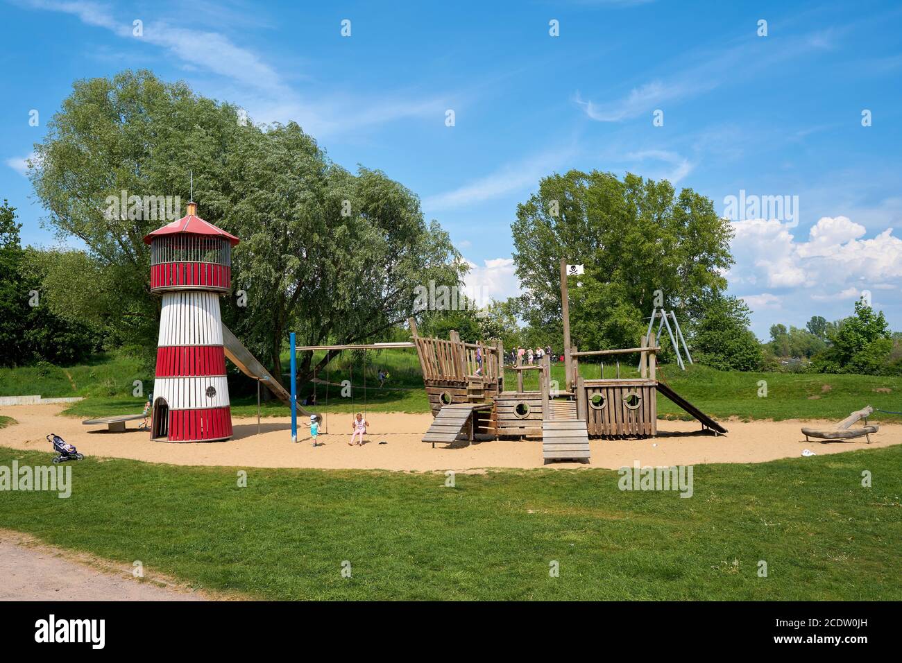 Popolare parco giochi sul lago Neustädter, ai margini della città di Magdeburgo Foto Stock