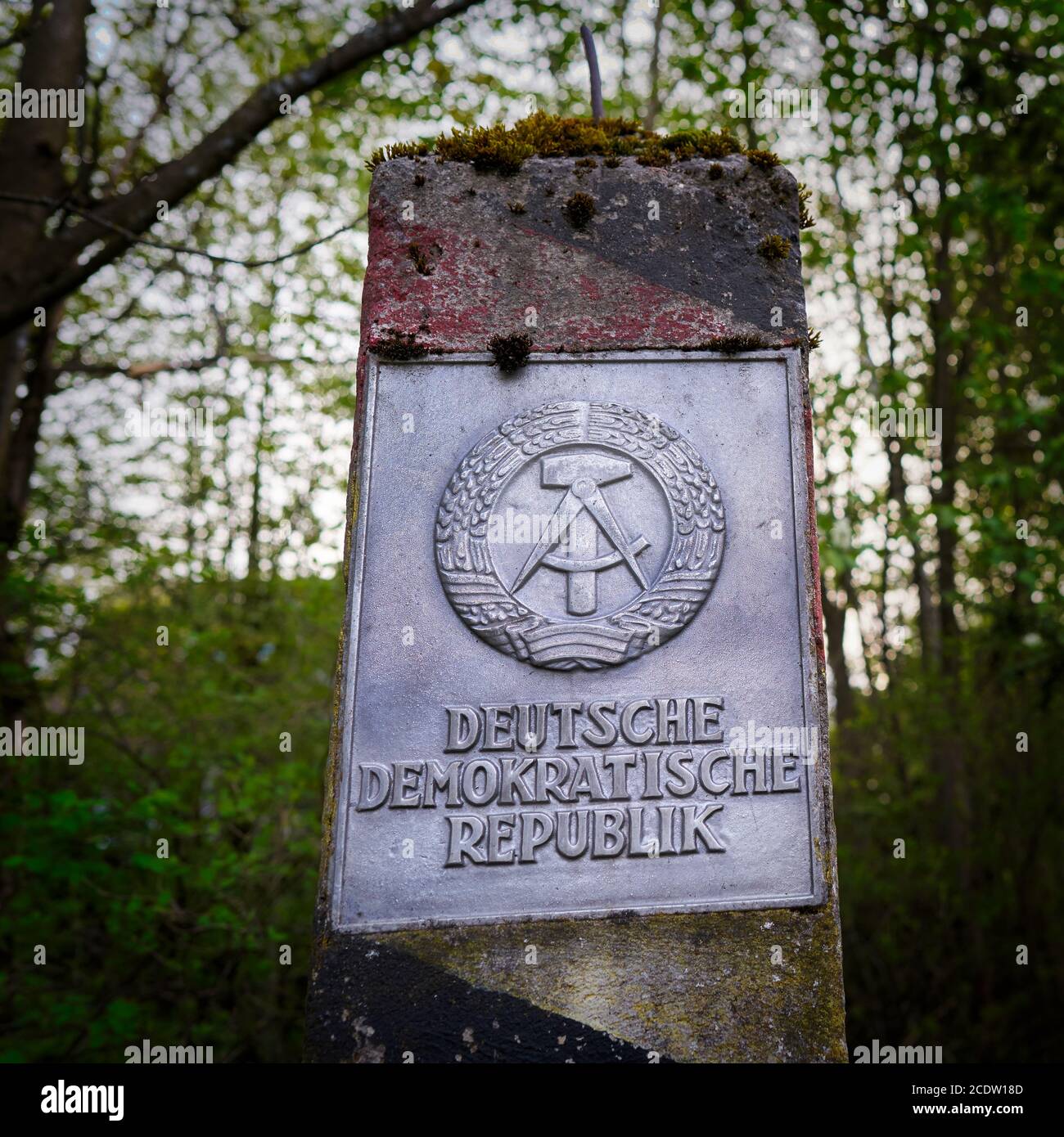 Pilastro sul vecchio confine tedesco interno con l'iscrizione Repubblica democratica tedesca Foto Stock