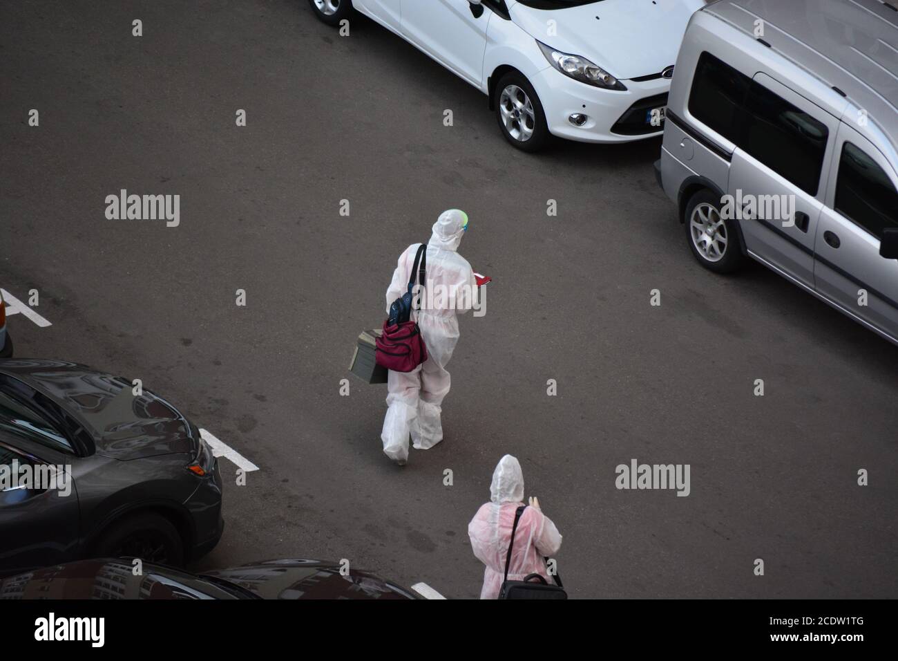 Ambulanza medici vestiti in tute protettive sono arrivati su chiamata in uno dei cantieri di un alto edificio a Kiev. Foto Stock