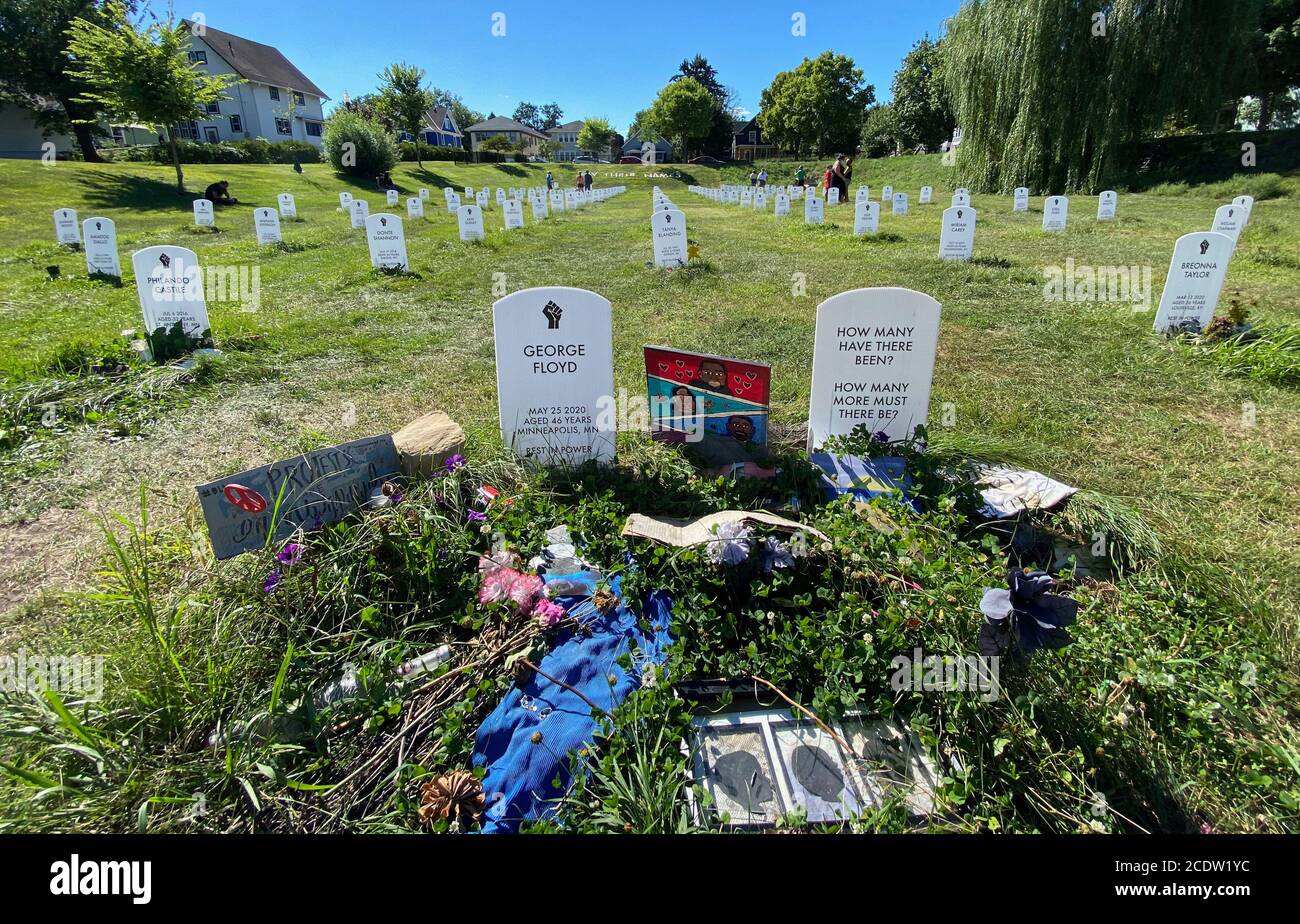 Minneapolis, Minnesota, Stati Uniti. 29 Agosto 2020. The Say their Names Cemetery a Block from the George Floyd Memorial at 38th St. And Chicago Ave. In Minneapolis, Minnesota Sabato 29 Agosto 2020 è un'installazione artistica con 100 'lapidi'' con nomi di afroamericani che sono morti violentemente, molti per mano della polizia. Floyd è morto il 25 maggio dopo che il poliziotto di Minneapolis Derek Chauvin si inginocchiò sul collo per quasi nove minuti dopo una chiamata da Cup Foods che qualcuno stava cercando di superare un contraffatto conto di 20 dollari. Credit: Mark Hertzberg/ZUMA Wire/Alamy Live News Foto Stock