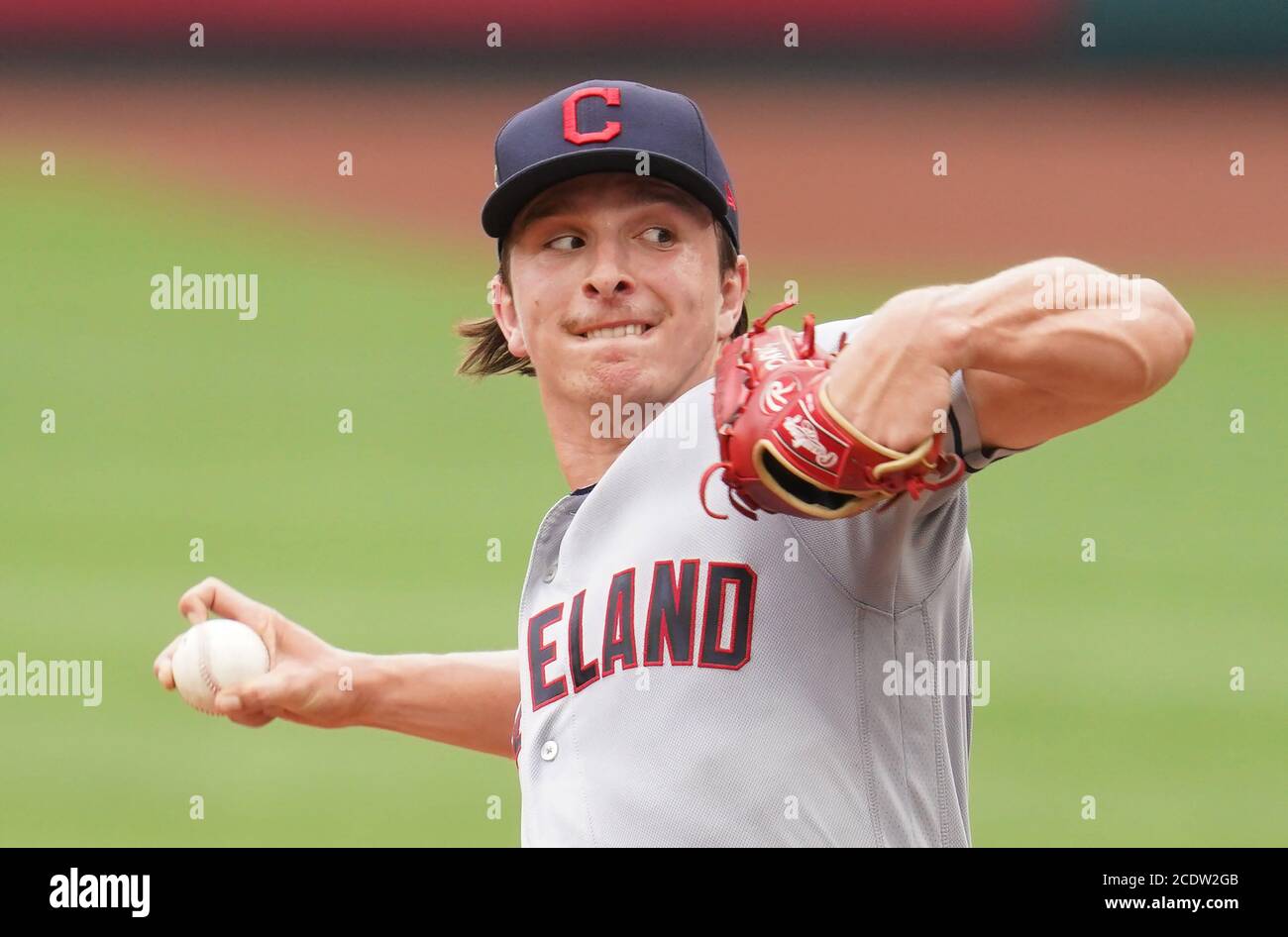 St. Louis, Stati Uniti. 29 agosto 2020. Il lanciatore James Karinchak degli Indiani di Cleveland consegna un campo ai St. Louis Cardinals nel settimo inning al Busch Stadium di St. Louis sabato 29 agosto 2020.Photo by Bill Greenblatt/UPI Foto Stock