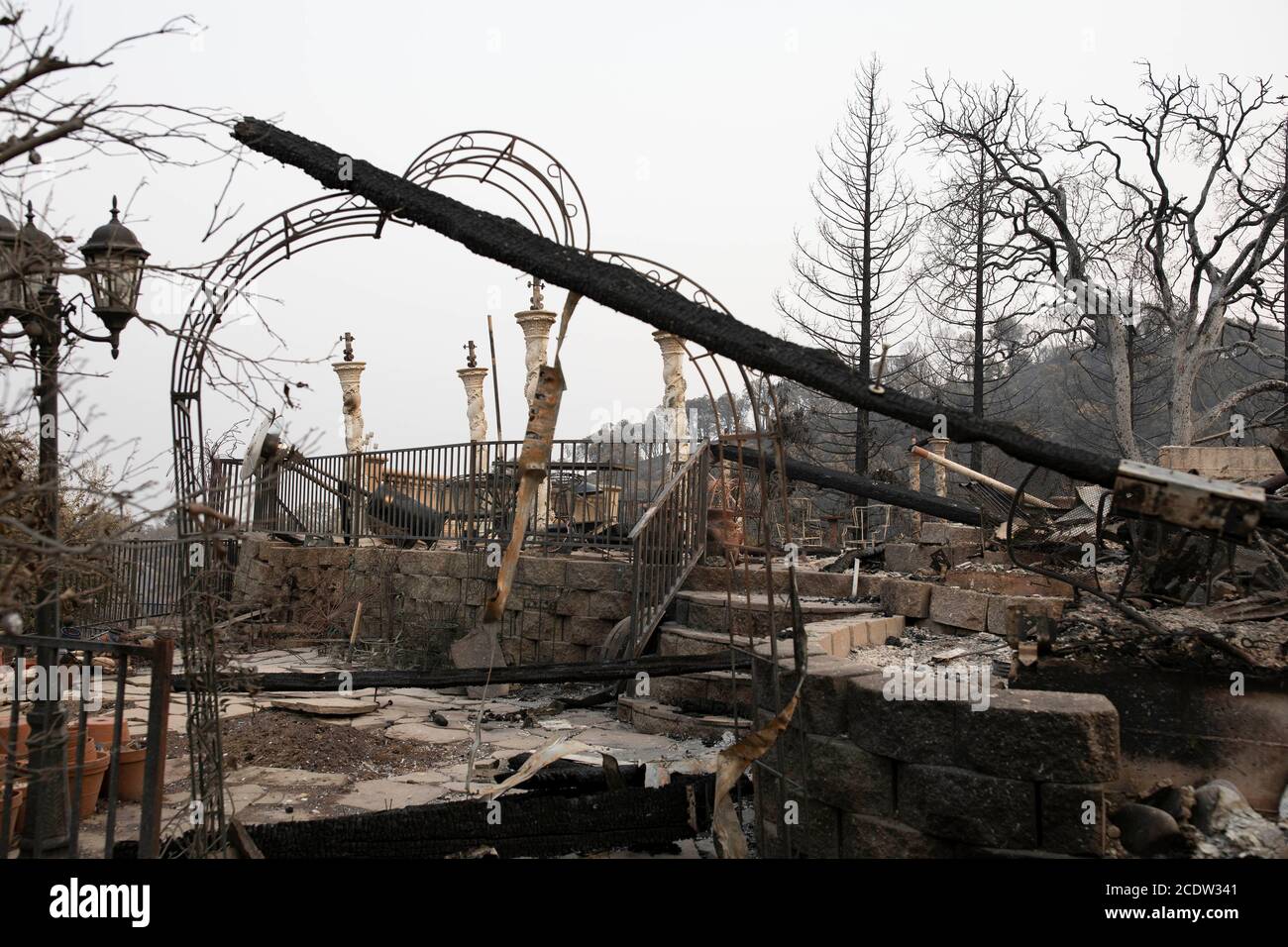 Pechino, Cina. 28 Agosto 2020. Foto scattata il 28 agosto 2020 mostra il relitto nel luogo dove un fuoco selvatico ha attraversato in Vacaville della contea di Solano, California del Nord, gli Stati Uniti. Il contenimento degli incendi boschivi è leggermente aumentato nella California settentrionale, poiché decine di migliaia di residenti sono stati costretti ad evacuare martedì, secondo il Dipartimento delle foreste e della protezione antincendio della California (California Fire). Credit: Li Jianguo/Xinhua/Alamy Live News Foto Stock