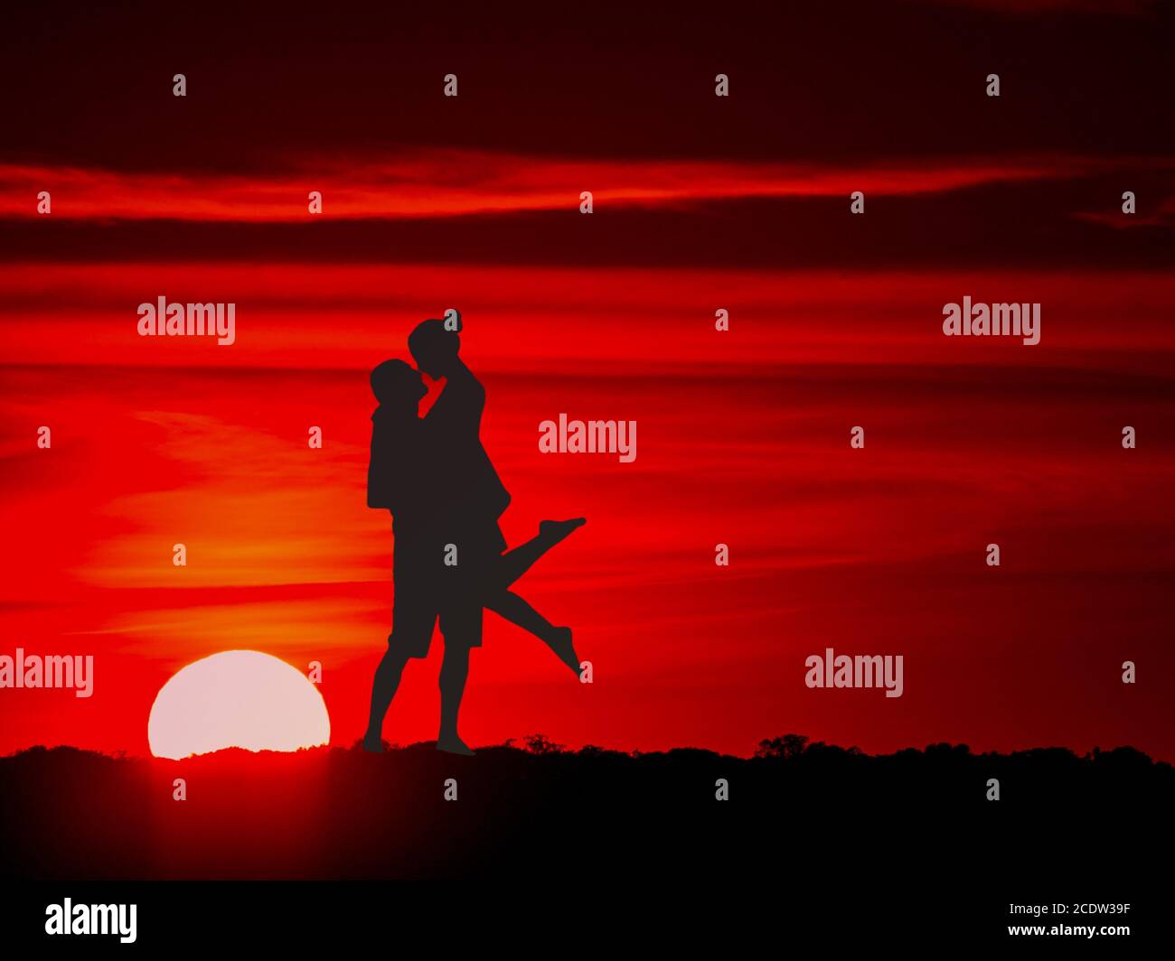 Romantica coppia in campagna al tramonto con il sole e cielo rosso Foto Stock