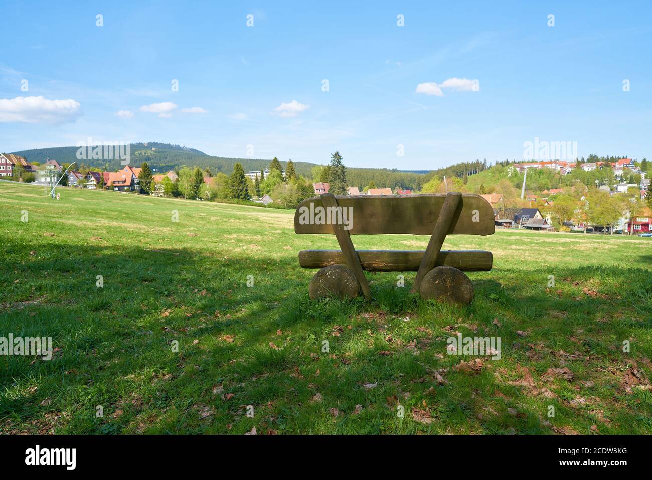 Panca su un sentiero escursionistico a Braunlage nel Harz parco nazionale Foto Stock