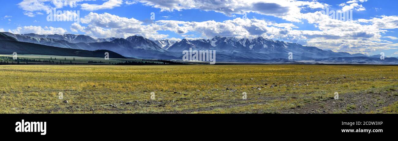 Panorama del crinale nord-Chuya con Kuray Steppe in primo piano, Repubblica Altai, Russia Foto Stock