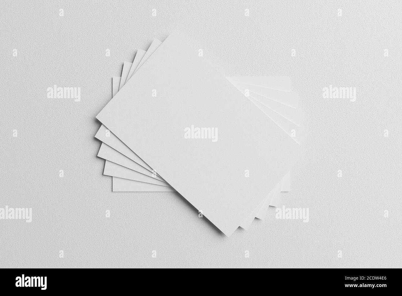 Modello di impilamento di carta da visita bianca con copertina vuota per inserire il logo aziendale o l'identità personale su sfondo di cartone. Moderno Foto Stock