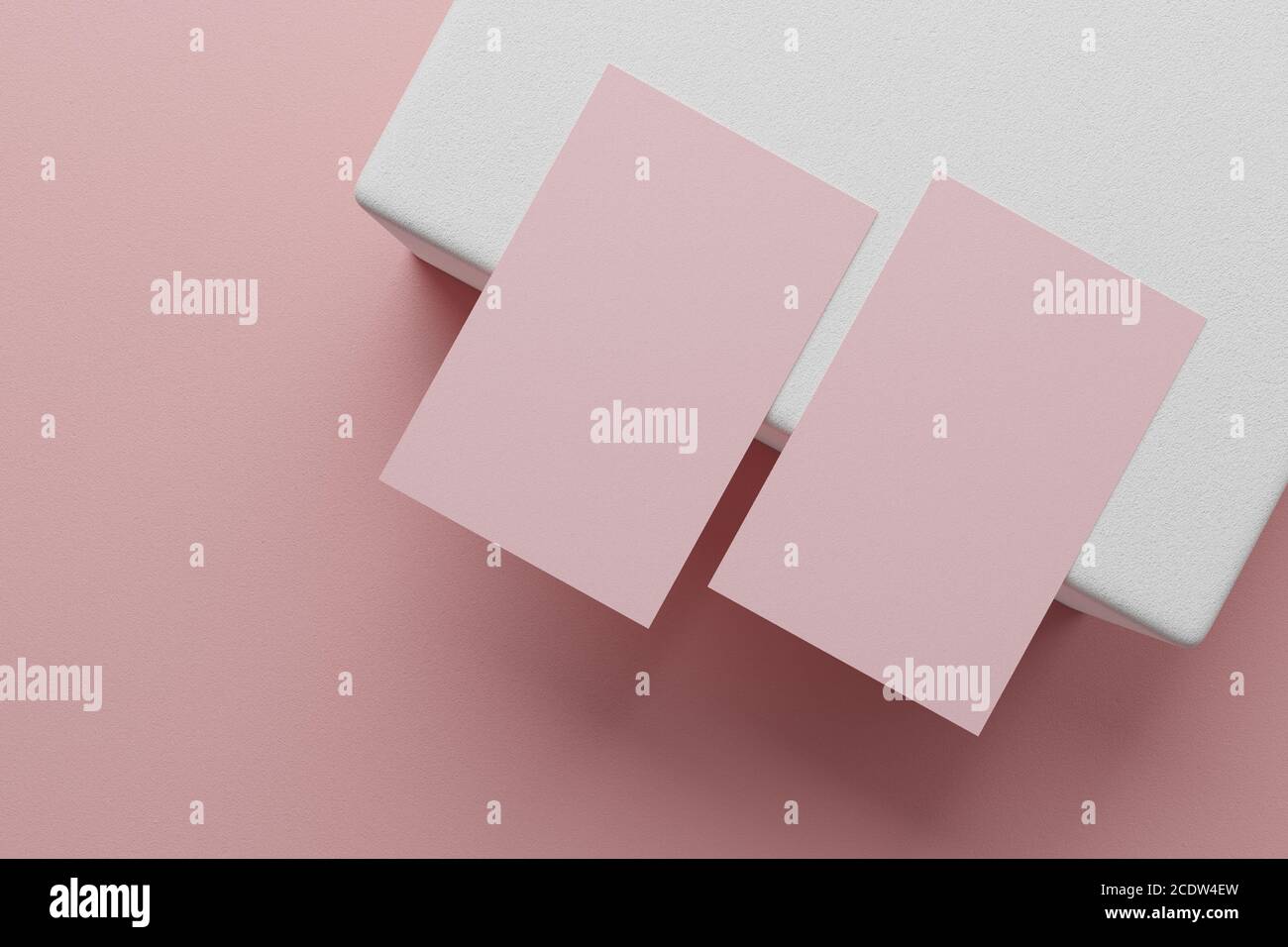 Modello mockup di carta da visita color pastello rosa con copertina vuota per inserire il logo aziendale o l'identità personale su sfondo di cartone. Moderna st Foto Stock