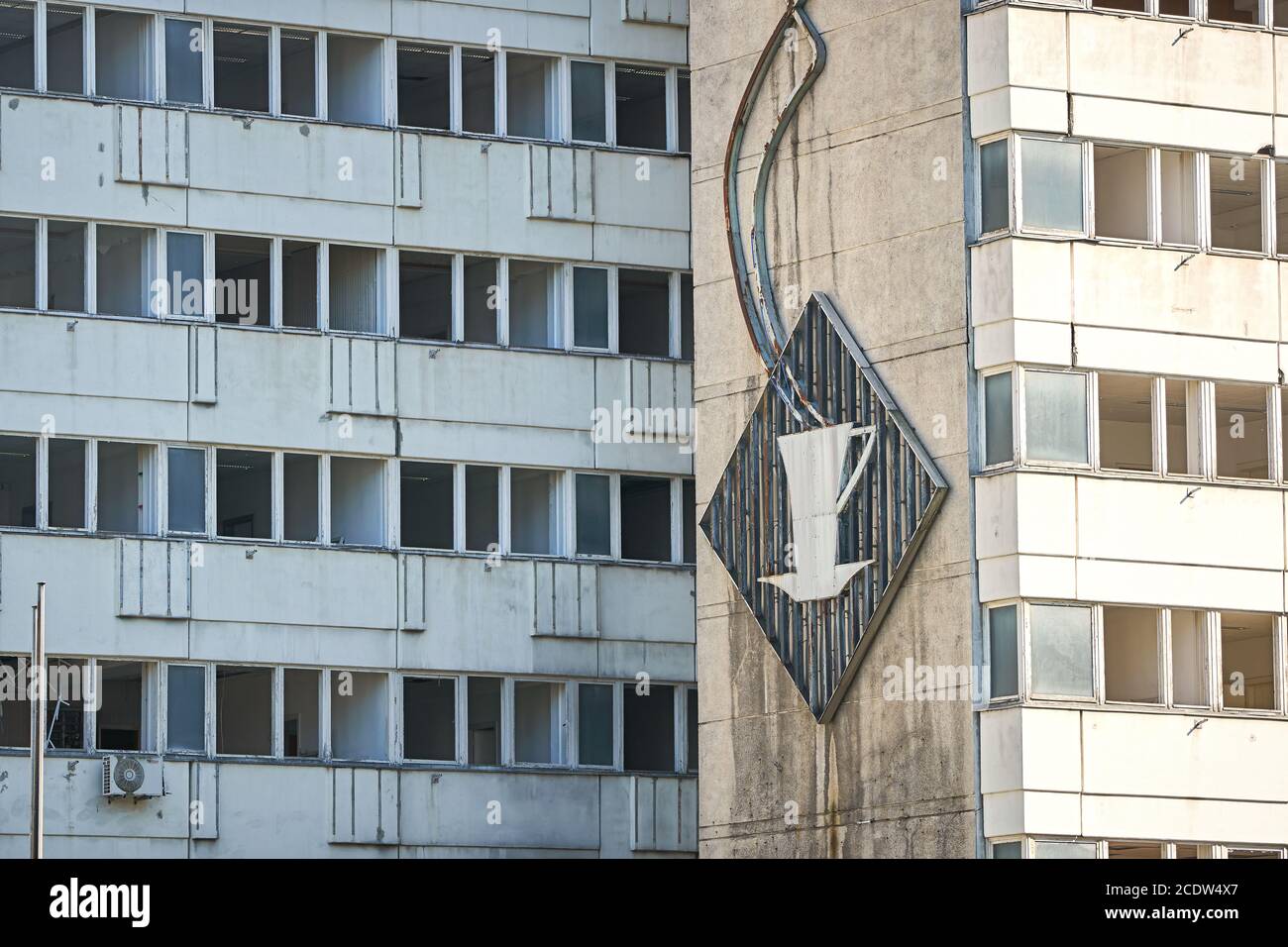 Vecchia RDT rotto insegna al neon sulla facciata di una casa a Berlino Foto Stock