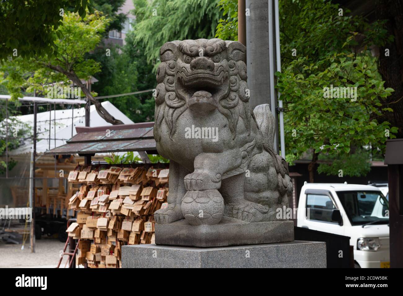 Statua giapponese del leone di pietra nel Santuario di Namba Yasaka . Foto Stock