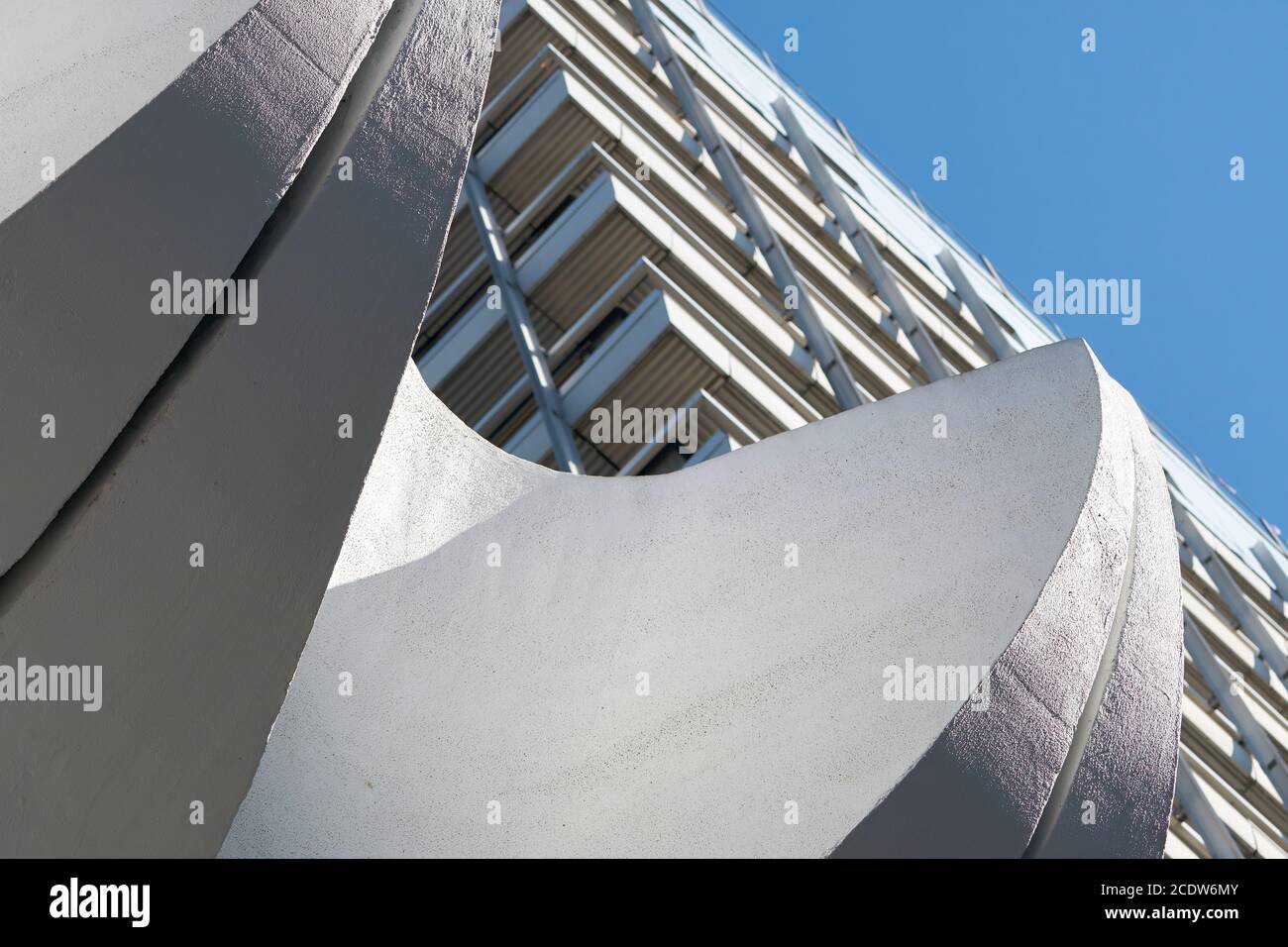 Edificio per uffici nel centro di Berlino con elementi di calcestruzzo nella zona di ingresso come una decorazione Foto Stock