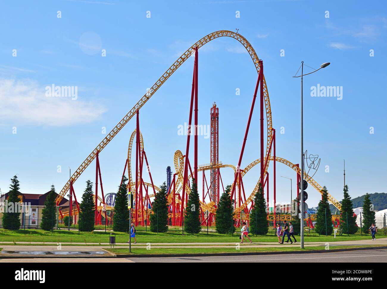 Sochi, Russia - 6 giugno. 2018. Montagne russe Snake Gorynych a Sochi Park, che è entrato NELLA TOP-25 dei migliori parchi in Europa Foto Stock