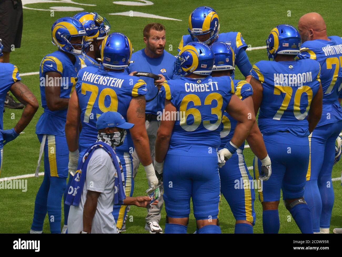 Inglewood, Stati Uniti. 30 agosto 2020. I Los Angeles Rams tengono il loro secondo e finale 2020 preseason scribmmage al SoFi Stadium, in mezzo a più di 70,000 posti vuoti e folla rumore suonando dal sistema audio a Inglewood, California, sabato 29 agosto 2020. L'allenatore Sean McCoy confida con i suoi giocatori durante lo scribmmage. Foto di Jim Ruymen/UPI Credit: UPI/Alamy Live News Foto Stock