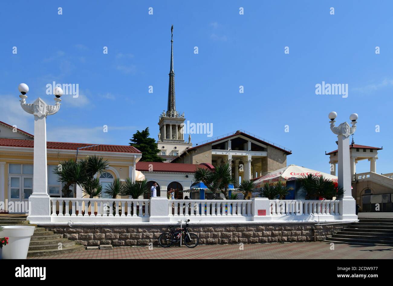 Sochi, Russia - 2 giugno. 2018. molo vicino al terminal del mare Foto Stock