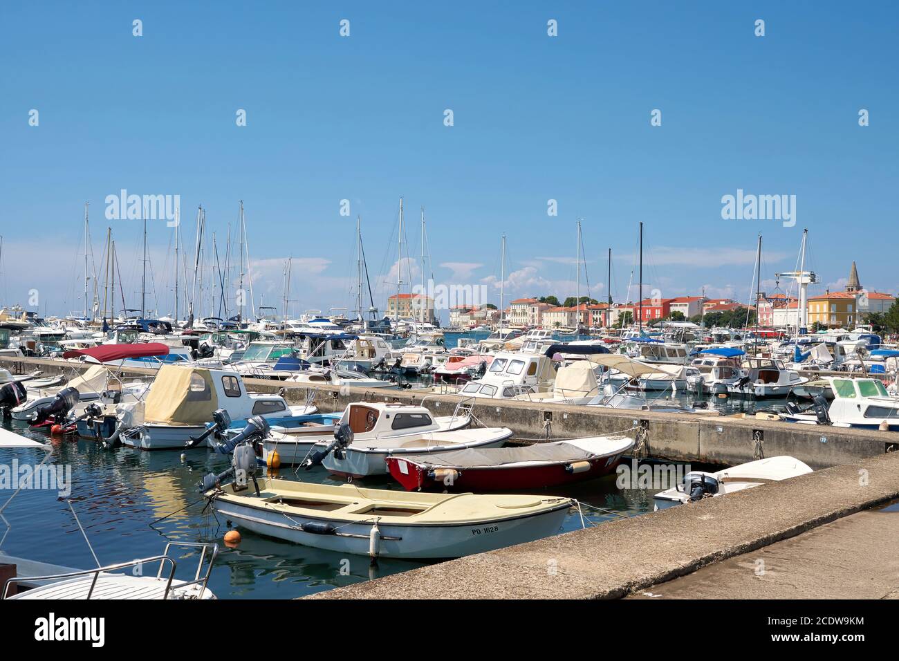 Marina con molte navi di fronte alla città vecchia Di Porec in Croazia Foto Stock