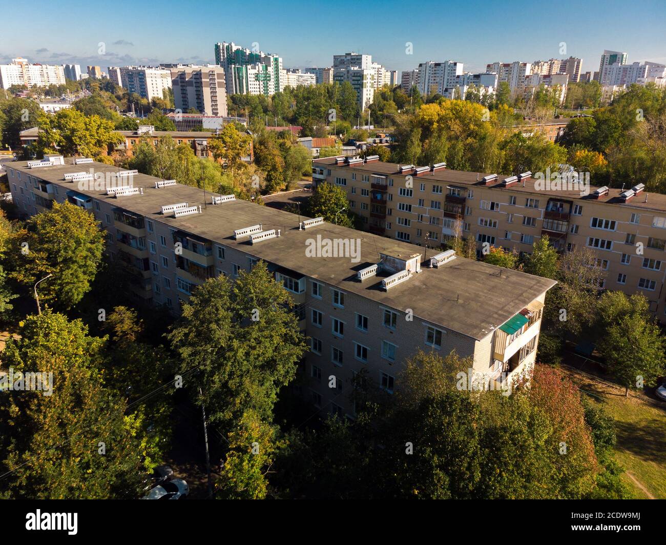 Zona notte di Zelenograd con vecchie e nuove case Foto Stock