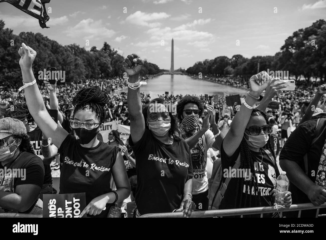 Washington, DC, Stati Uniti. 28 Agosto 2020. WASHINGTON D.C. - AGOSTO 28: I manifestanti manifestano fuori dal Lincoln Memorial come parte del "Commitment March, Get Your Knee off our necks" nel 57° anniversario del discorso "i have A Dream" di Martin Luther King durante la marcia su Washington il 28 agosto 2020 a Washington, DC (Foto di Chris Tuite/ImageSPACE) Credit: Imagespace/Alamy Live News Foto Stock