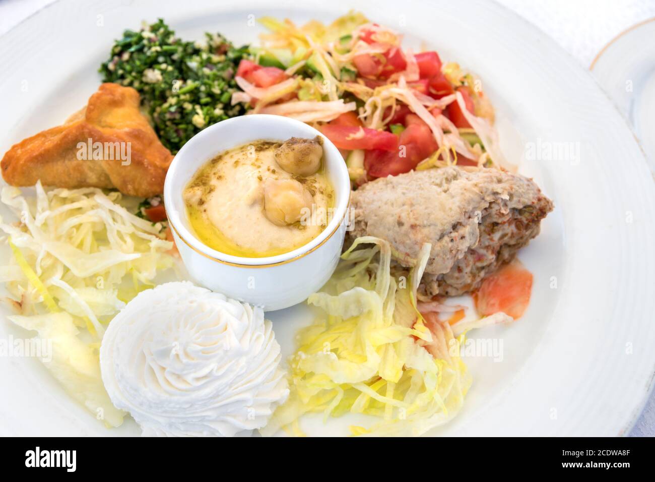 Piatto di mezze arabe con diversi antipasti vegetariani Foto Stock